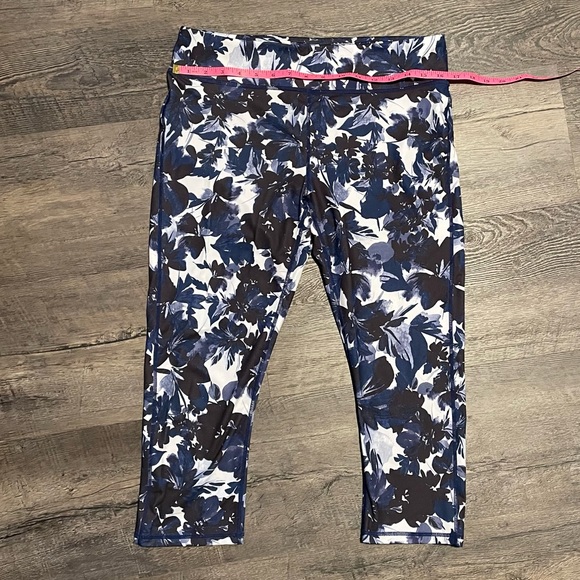 Fabletics Mid Rise Pureluxe Crop Leggings. Women’s XL Athletic Floral Capris. - Picture 5 of 6